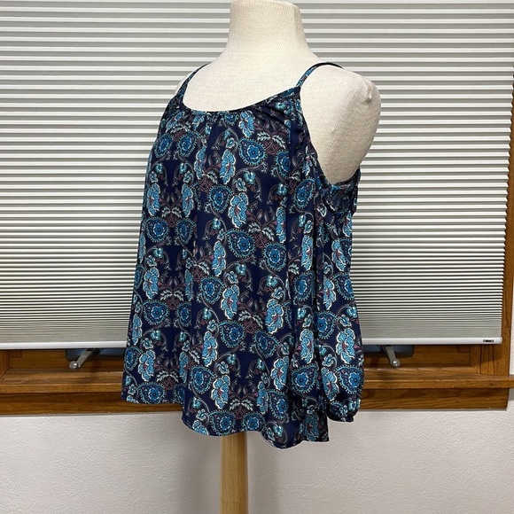 Francesca’s Blue Floral Pattern Cold Shoulder Top Size Small - Picture 6 of 8